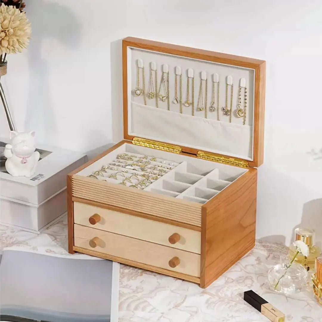 Boîte à bijoux fermée rangée sur une coiffeuse, à l'abri de la lumière, Cléophée Paris