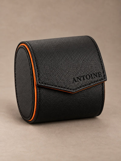 Holborn 1 noir et orange — étui fermé de trois-quarts — personnalisation ANTOINE sur le rabat — fond taupe
