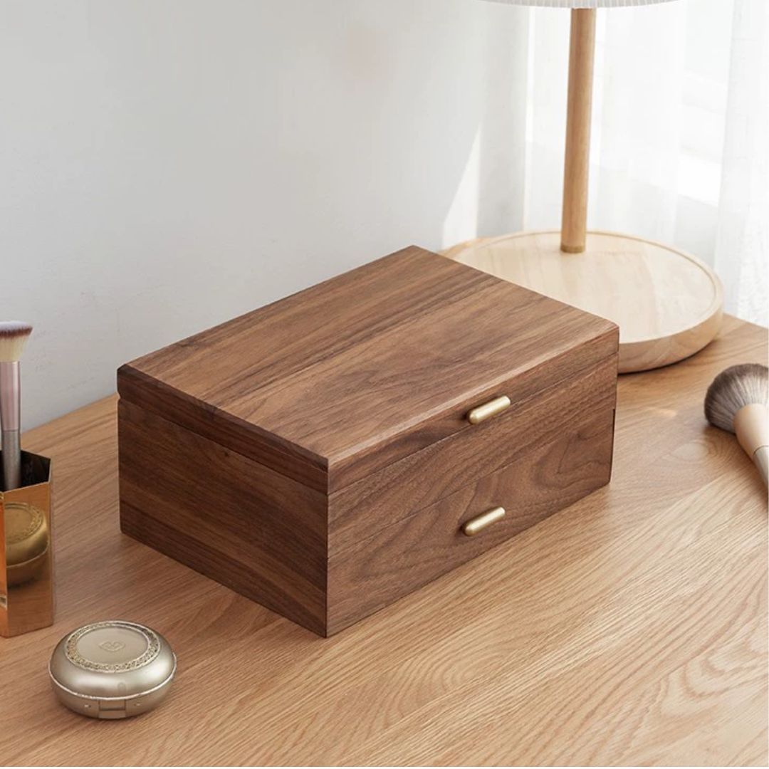 Boîte à bijoux en noyer massif avec support à colliers