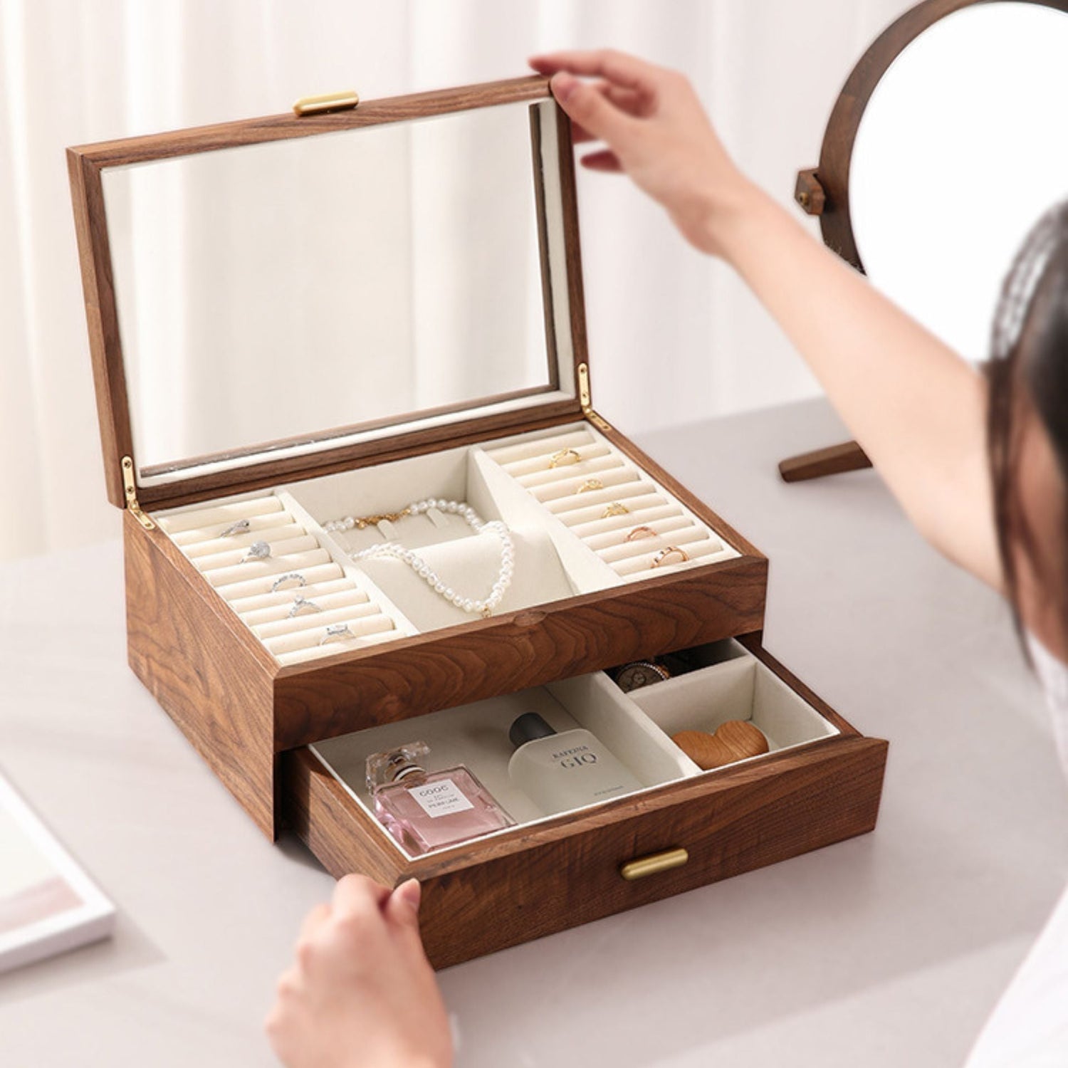 Boîte à bijoux en noyer massif avec support à colliers