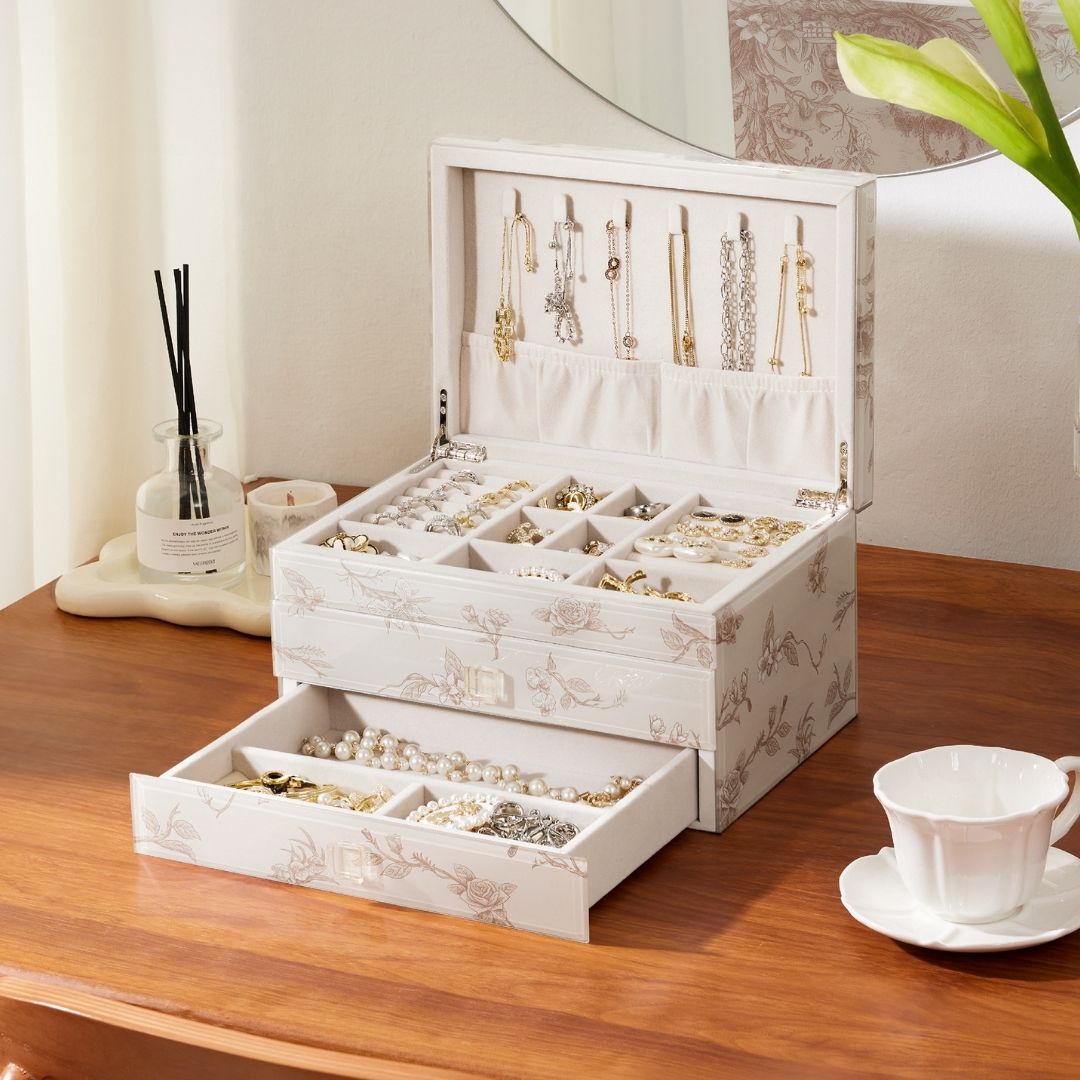 ANCIENNE BONBONIÈRE OU Boite à Bijoux en Verre Opaline richement décoré EUR 75,00 - FR