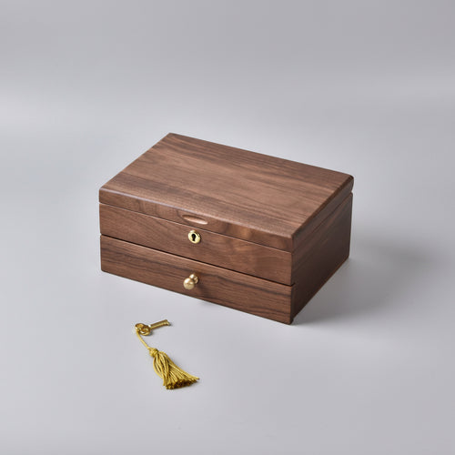 Boîte à bijoux en bois massif avec tiroir et serrure, vue de face – Cléophée Paris