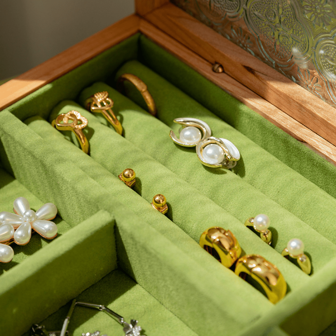 Détail du contraste noyer et cerisier de la boîte à bijoux – Cléophée Paris