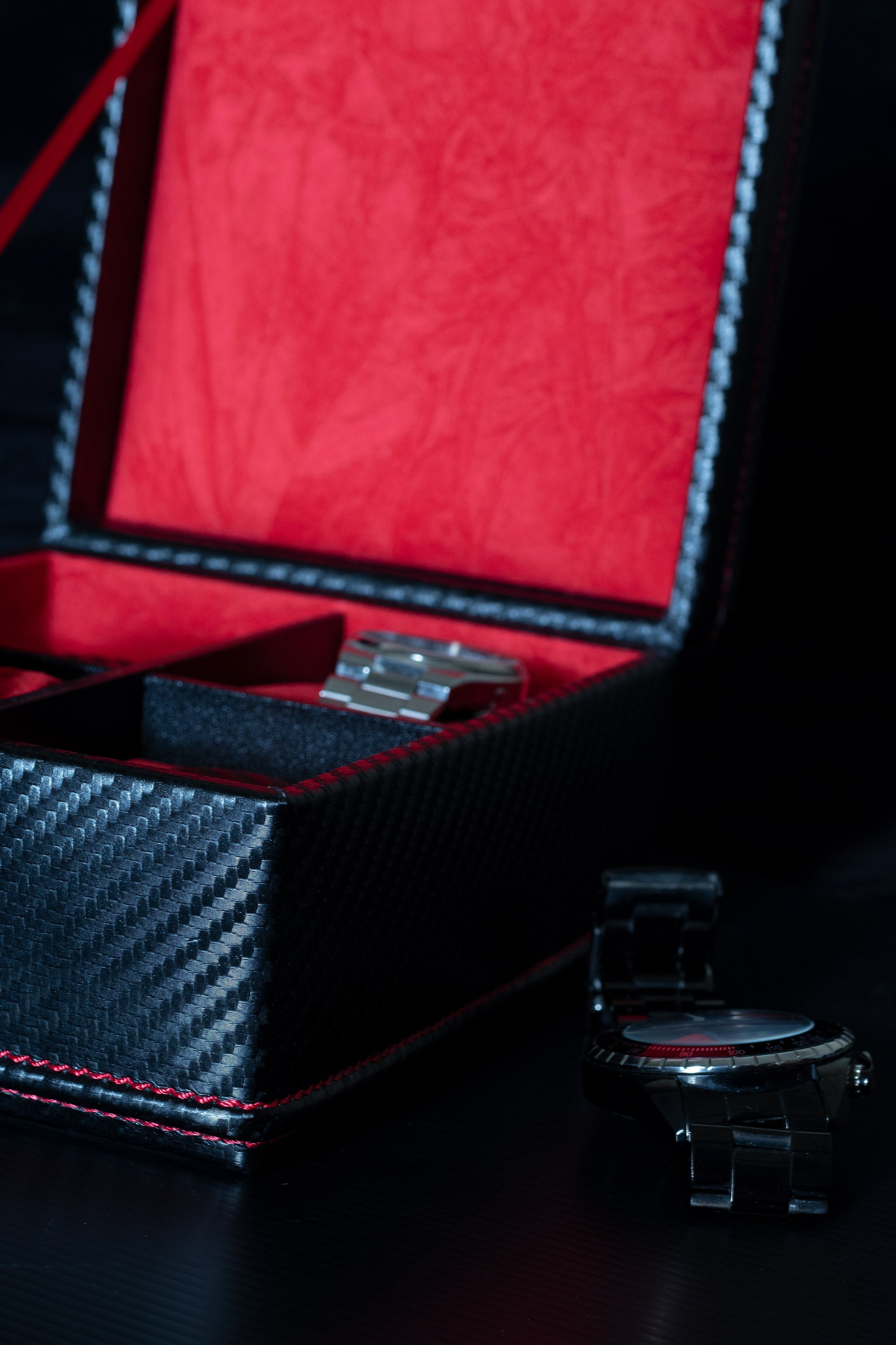 Boîte à montres en carbone rouge – 4 emplacements – vue 2 – Cléophée Paris
