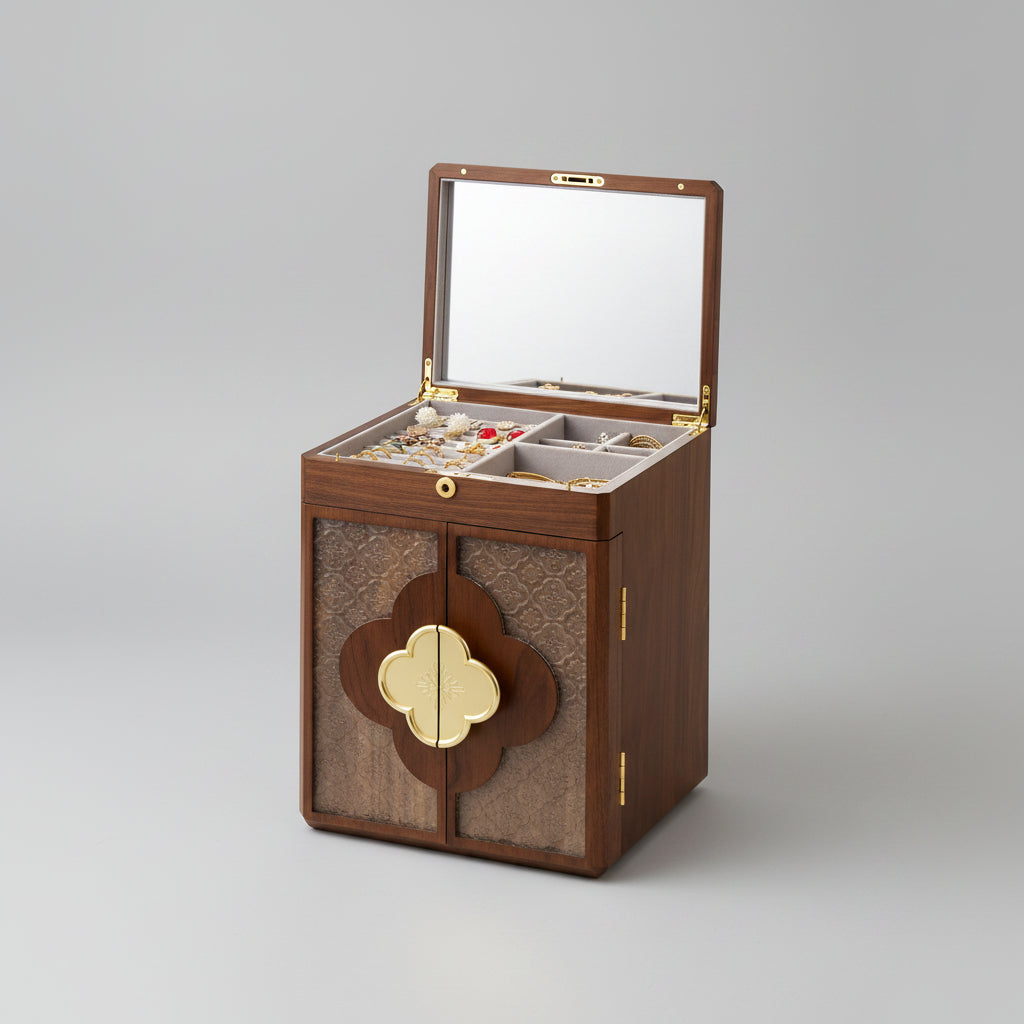 Cabinet à bijoux en bois ouvert montrant ses 6 niveaux de rangement – Cléophée Paris
