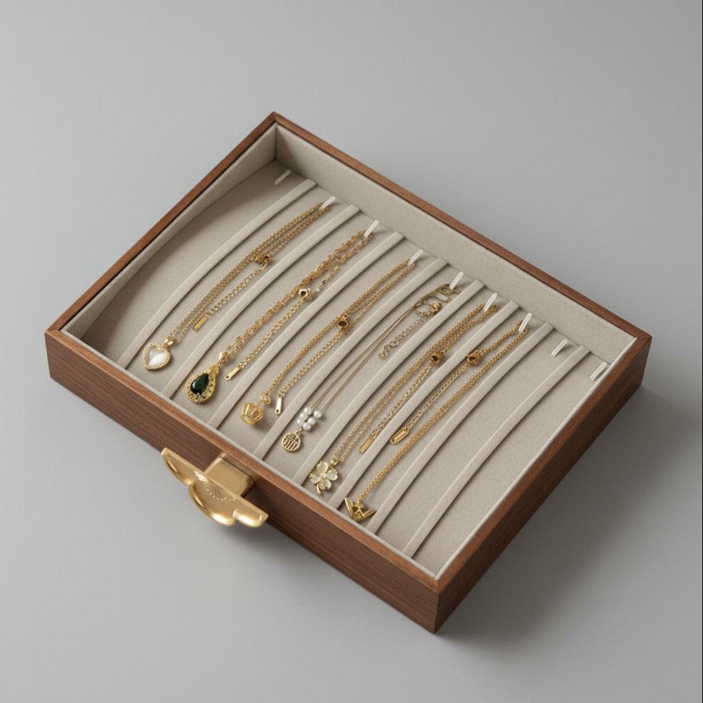 Détail du grain du bois de noyer du coffret à bijoux – Cléophée Paris
