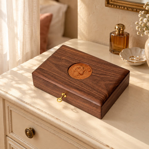 Boîte à bijoux zodiaque en noyer massif