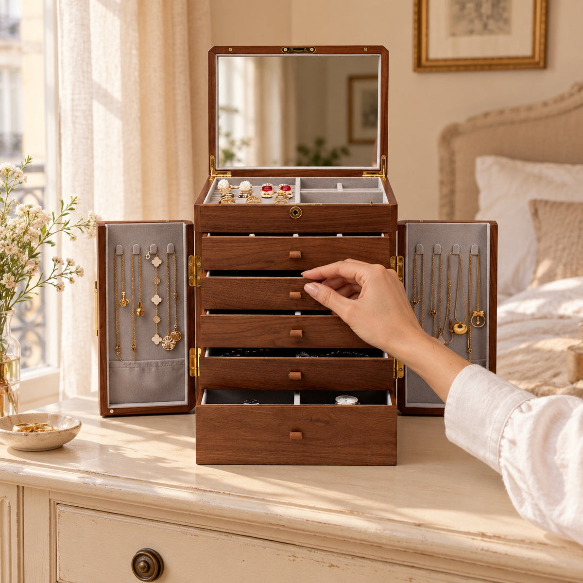 Cabinet à bijoux en bois, 6 niveaux avec serrure, en usage