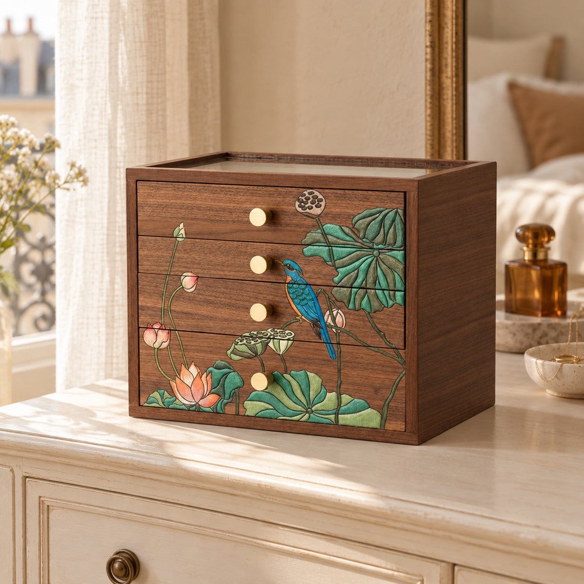Coffret bois décor peint, 4 tiroirs, en situation