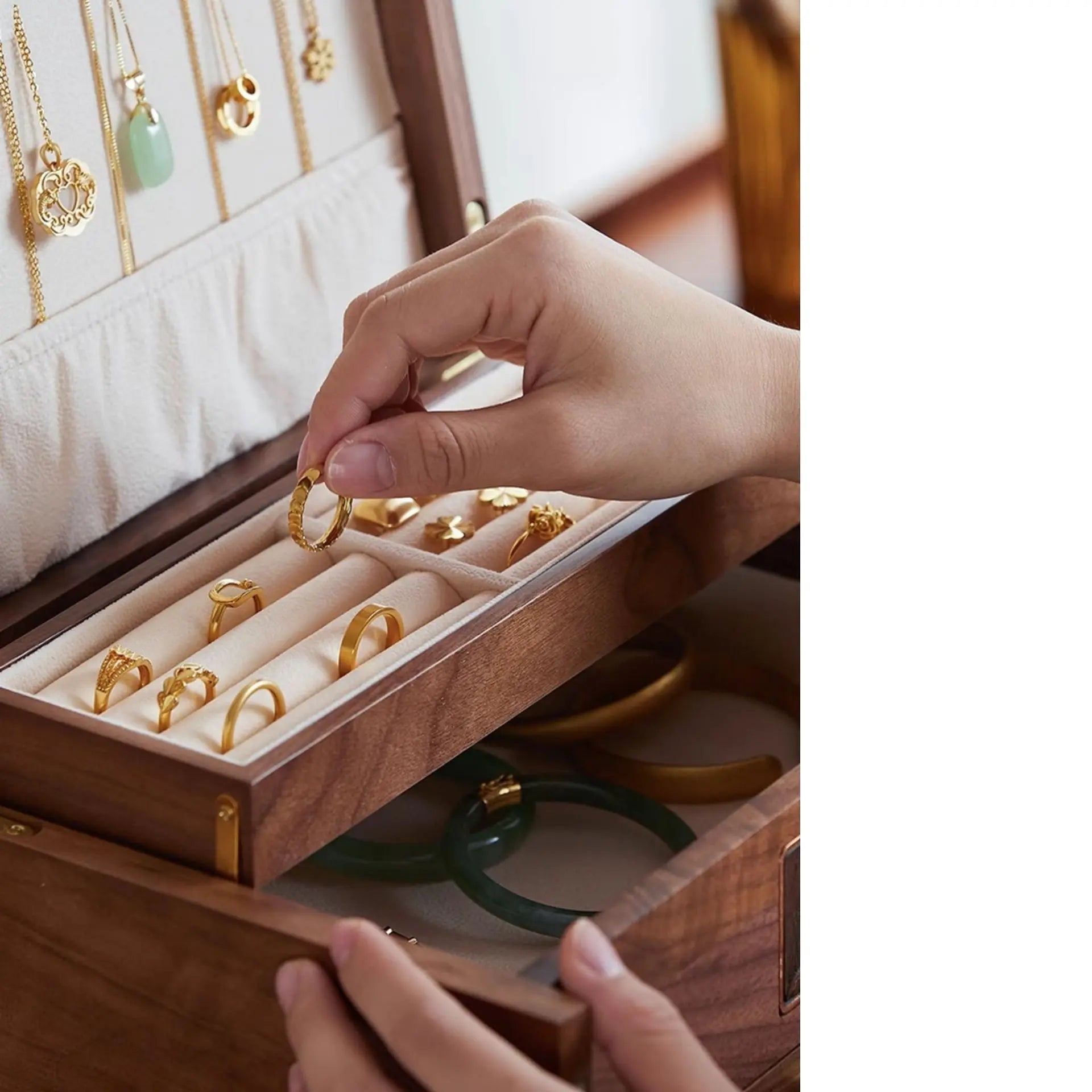 Grande boîte à bijoux en noyer massif avec tiroirs - Cléophée Paris