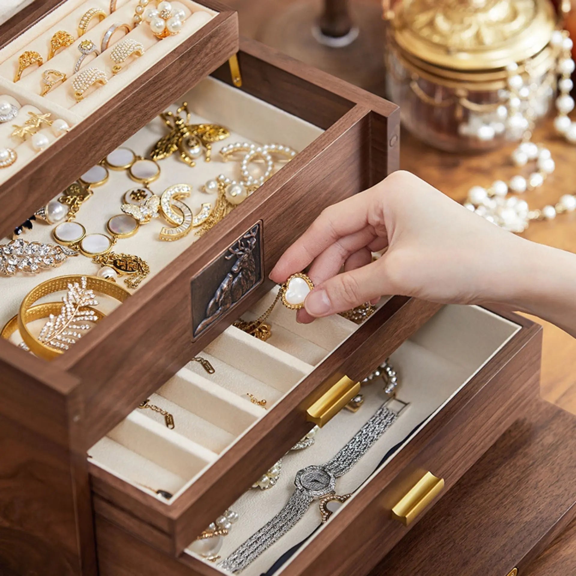 Grande boîte à bijoux en noyer massif avec tiroirs - Cléophée Paris