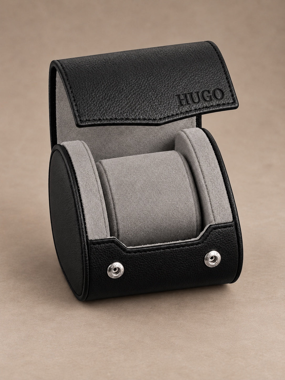 holborn 1 — noir et gris, vue de face sans montre — personnalisation HUGO sur le rabat — fond taupe