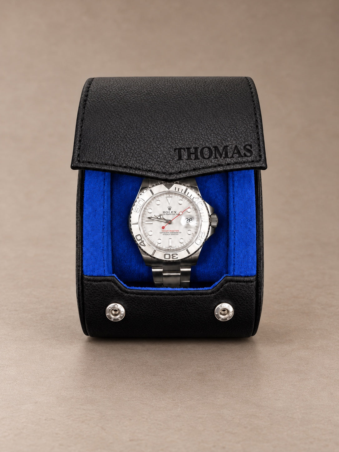 Holborn 1 noir et bleu — vue de face avec une montre — personnalisation THOMAS sur le rabat — fond taupe