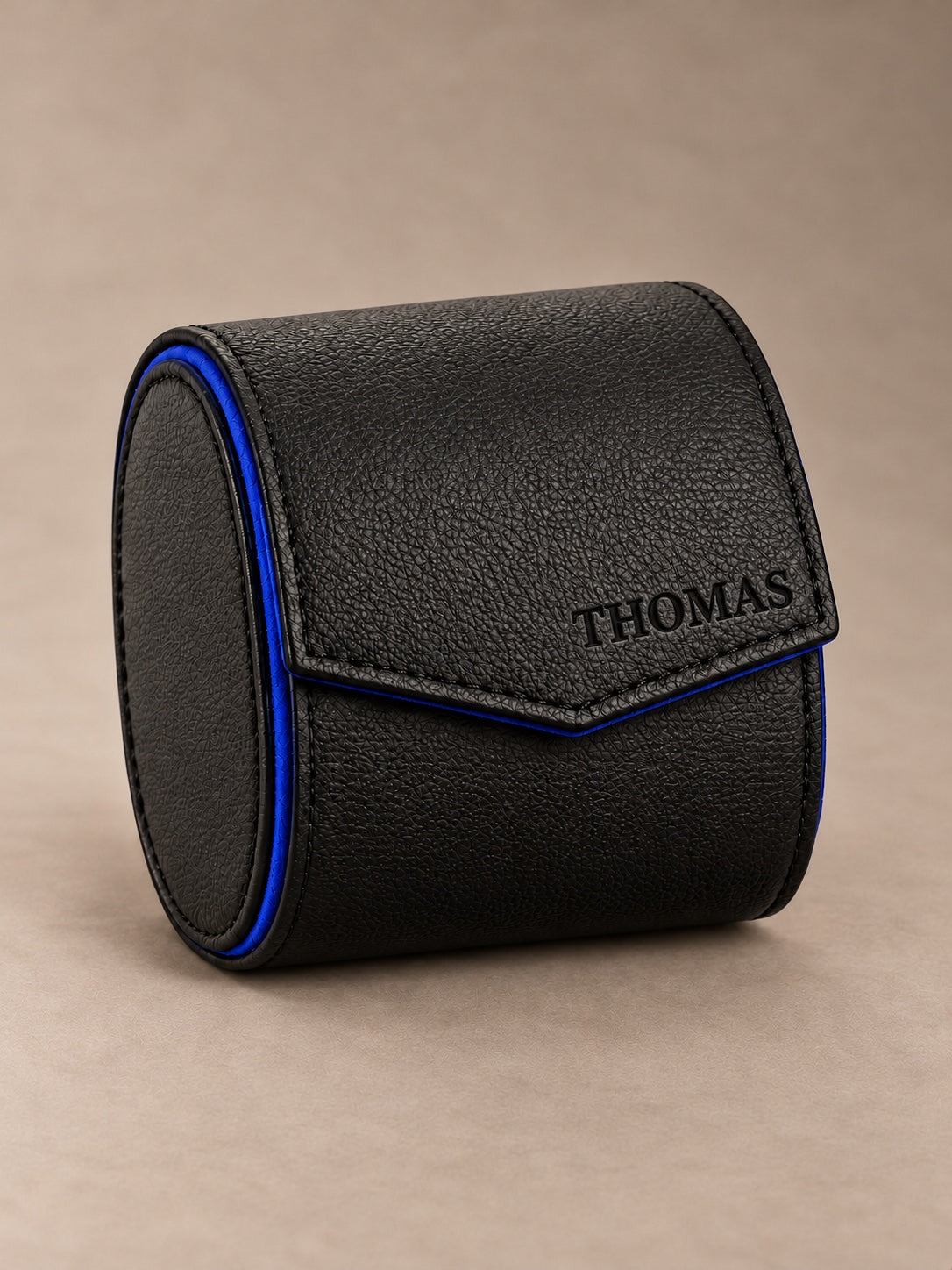 Holborn 1 noir et bleu — étui fermé de trois-quarts — personnalisation THOMAS sur le rabat — fond taupe