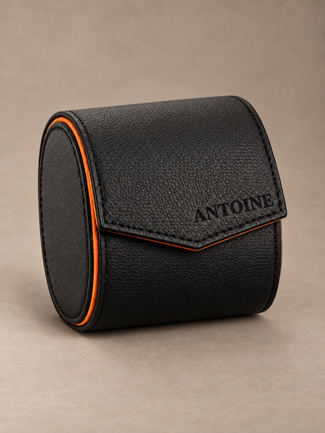 Holborn 1 noir et orange — étui fermé de trois-quarts — personnalisation ANTOINE sur le rabat — fond taupe
