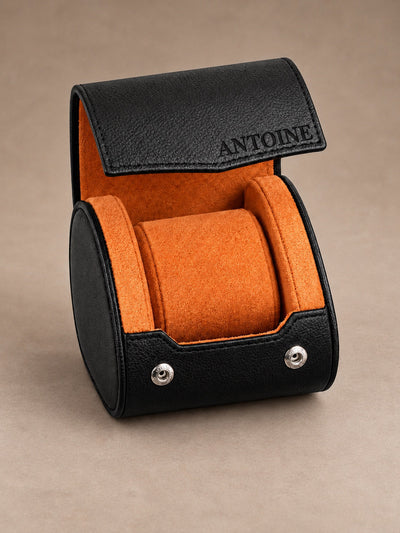 Holborn 1 noir et orange — intérieur et coussin sans montre — personnalisation ANTOINE sur le rabat — fond taupe
