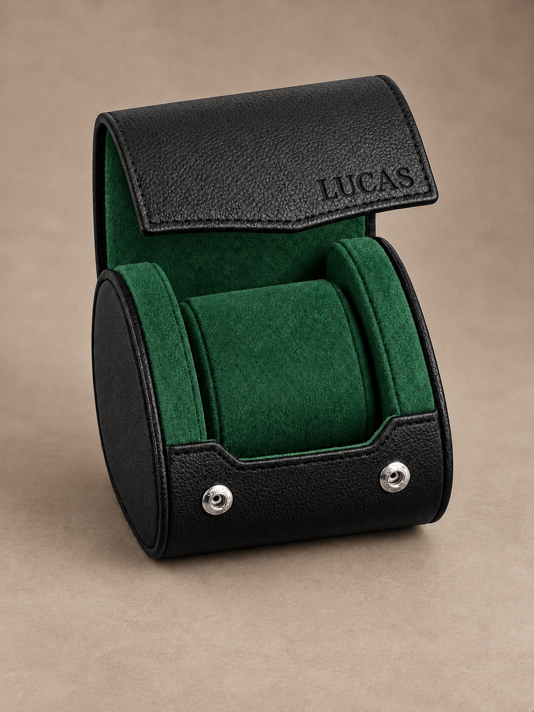 Holborn 1 noir et vert — intérieur et coussin sans montre — personnalisation LUCAS sur le rabat — fond taupe