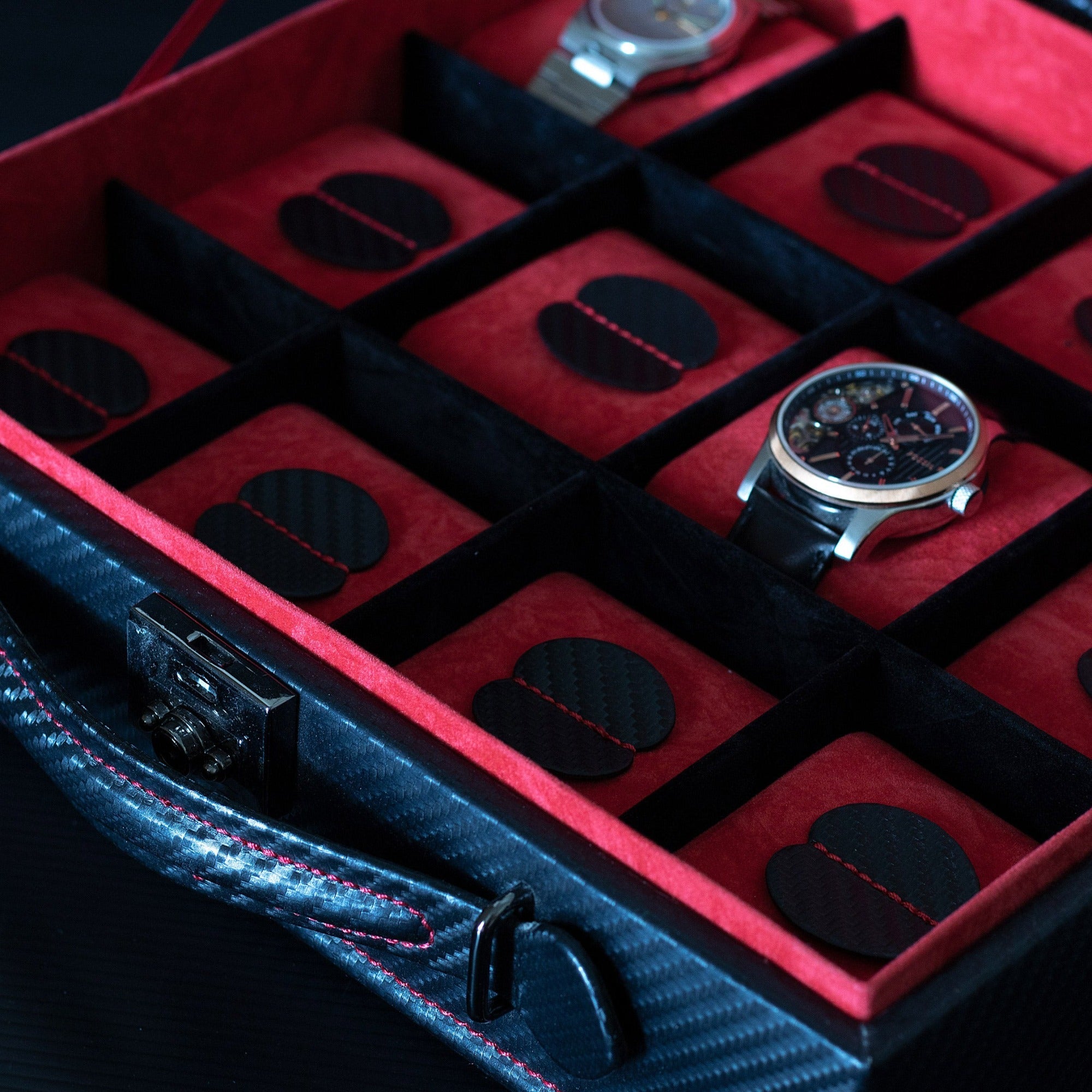 Boîte à montres en carbone rouge – 4 emplacements – vue 7 – Cléophée Paris