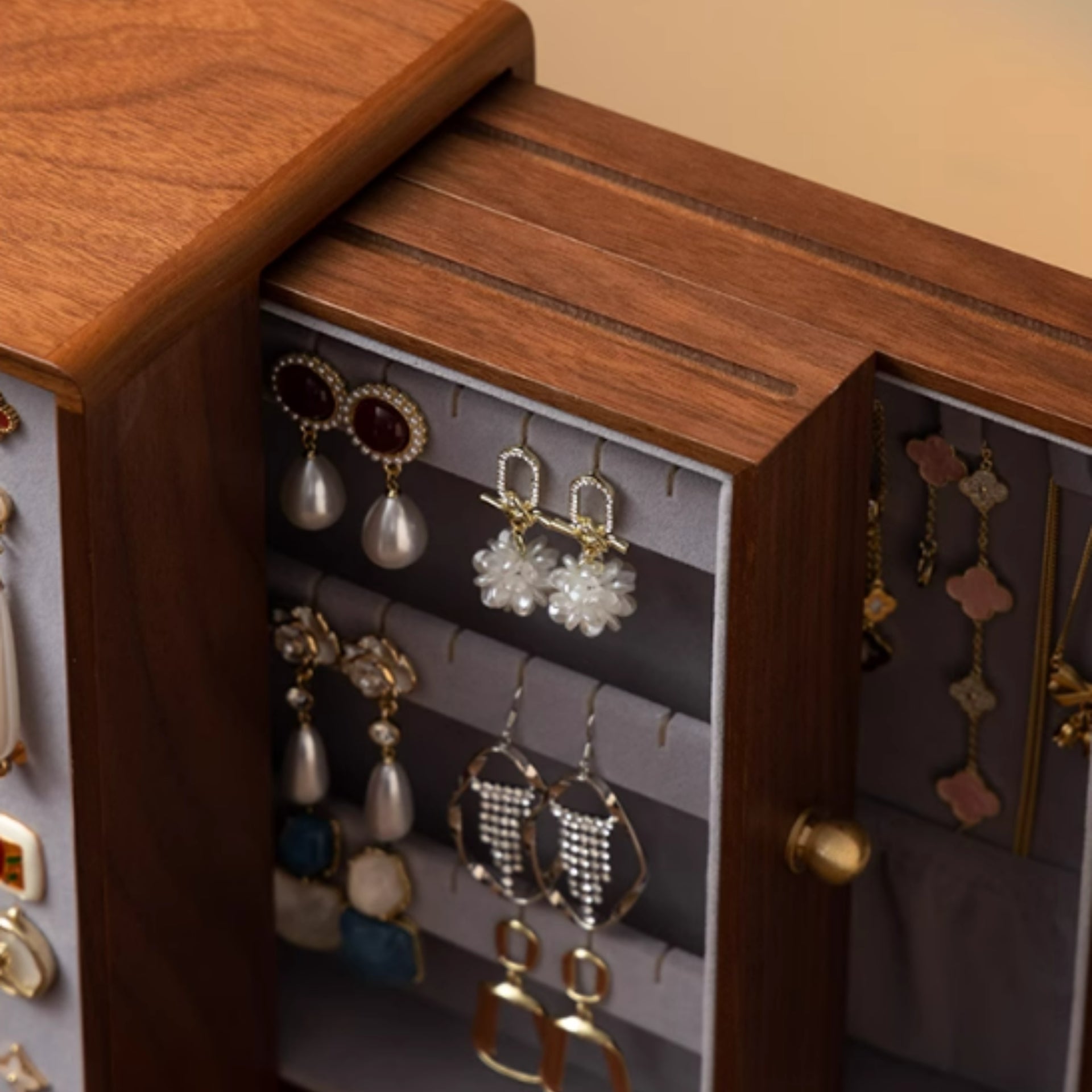 Vitrine à bijoux en bois – présentoir boucles d’oreilles & tiroirs - Cléophée Paris